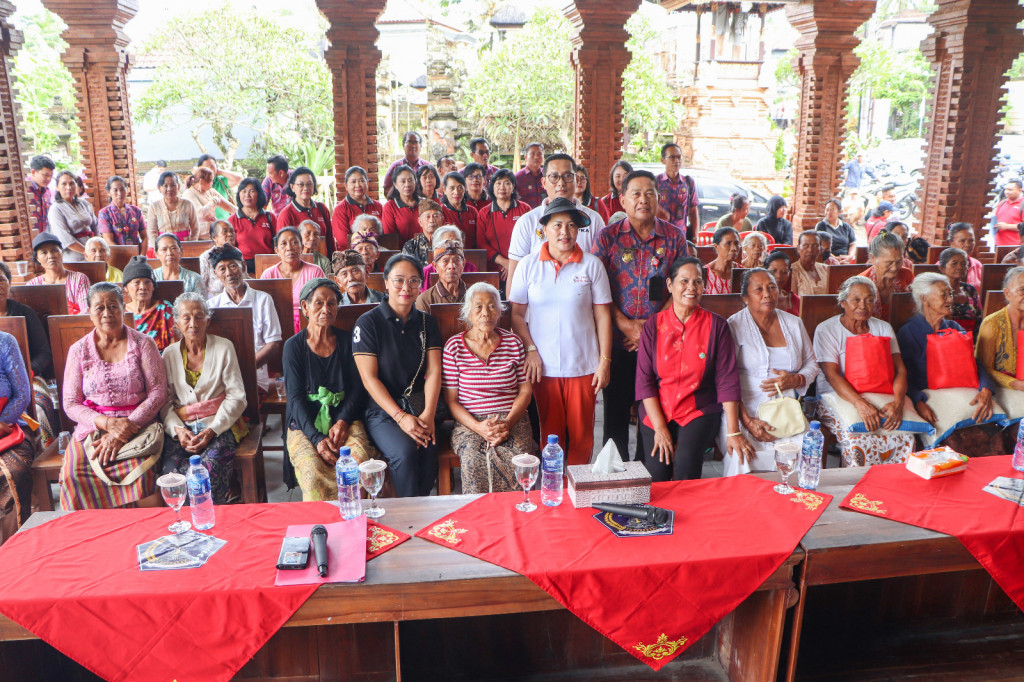 TP PKK Badung Bersinergi dengan Dinas Sosial Serahkan Bantuan PMT di Kecamatan Petang